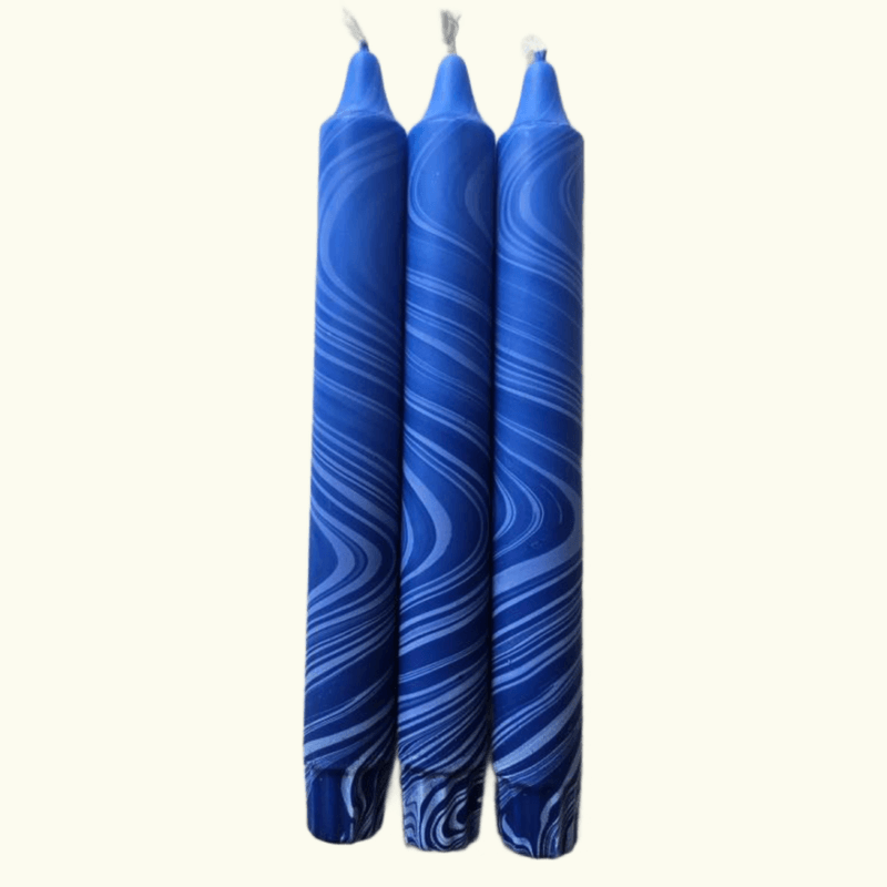 HÅNDLAGET STEARINLYS – Blå spiral – Mrs. Miccio