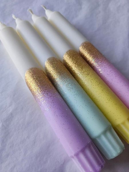 Hovedbilde HÅNDLAGET STEARINLYS – Hvitt og Lilla med gullglitter ...