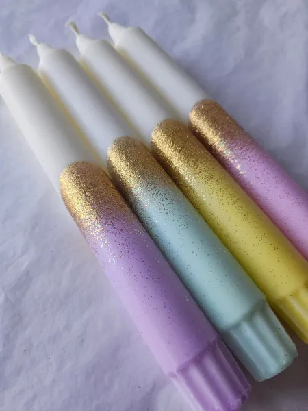 Hovedbilde HÅNDLAGET STEARINLYS – Hvitt og Lilla med gullglitter ...