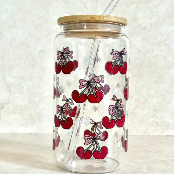 Hovedbilde DRIKKEGLASS MED LOKK OG SUGERØR – Kirsebær & Hjerter ...