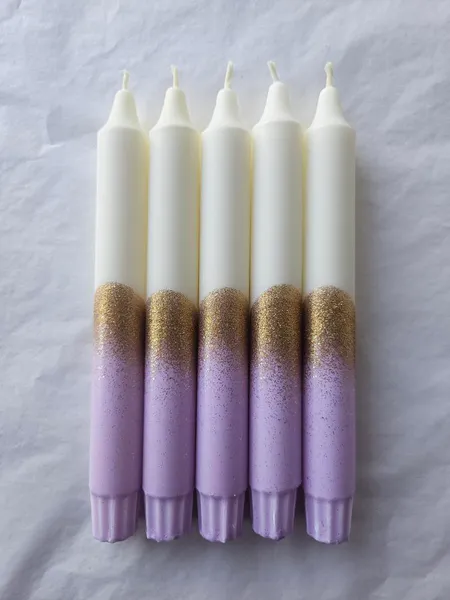 Hovedbilde HÅNDLAGET STEARINLYS – Hvitt og Lilla med gullglitter ...