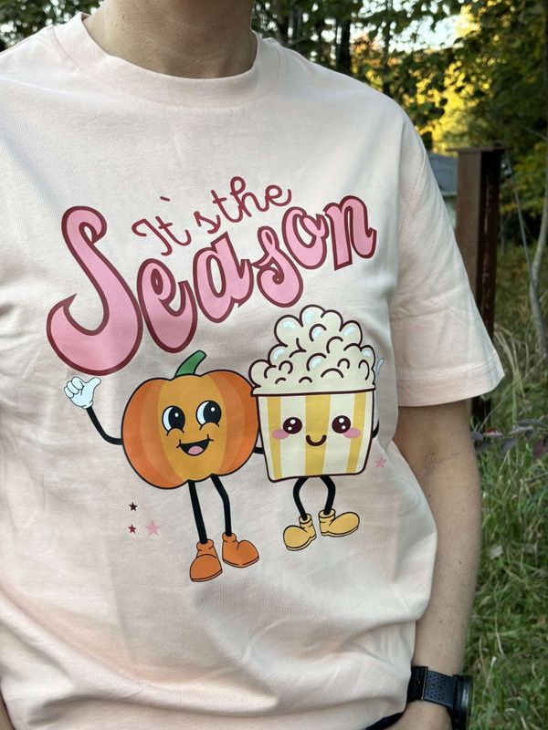 T-SKJORTE – It’s the Season – Medium Fit – Festligetrykk