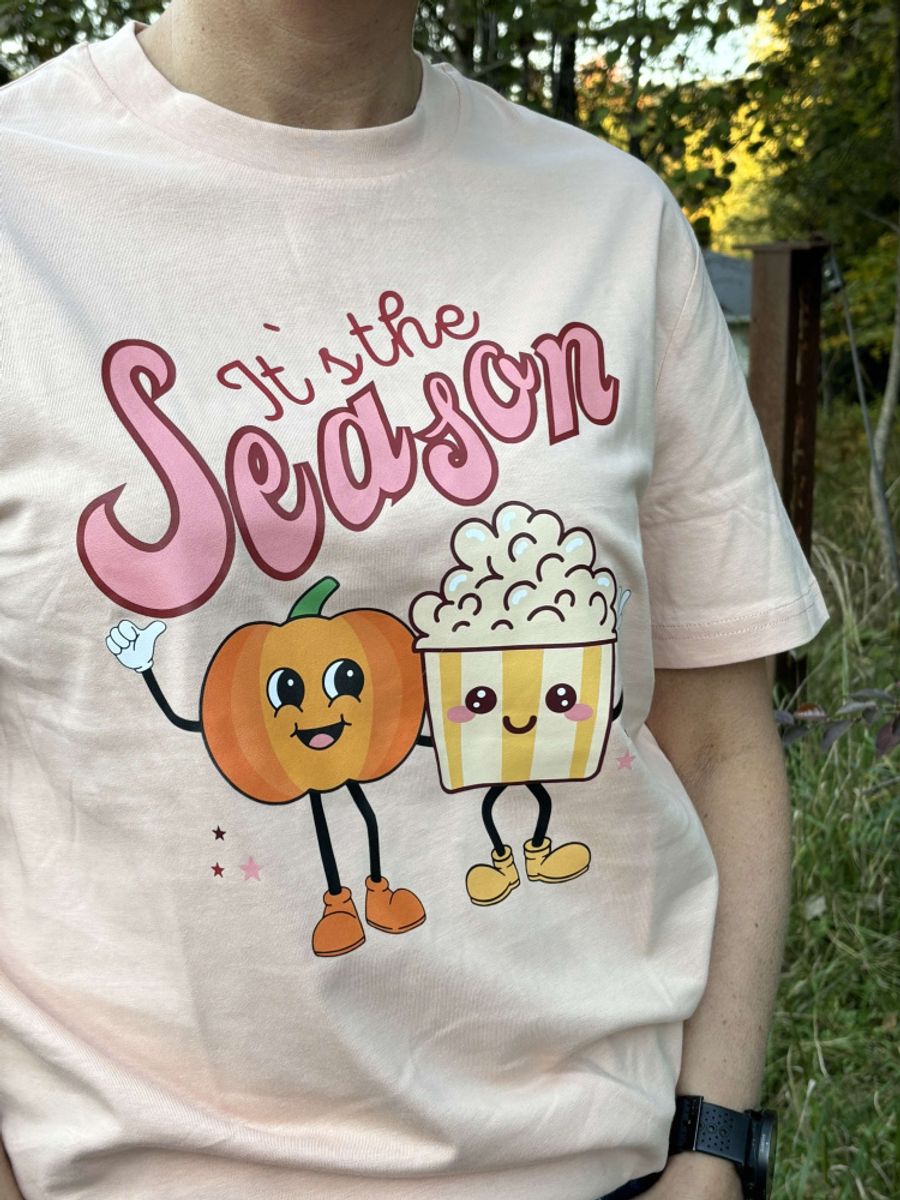 T-SKJORTE – It’s the Season – Medium Fit – Festligetrykk