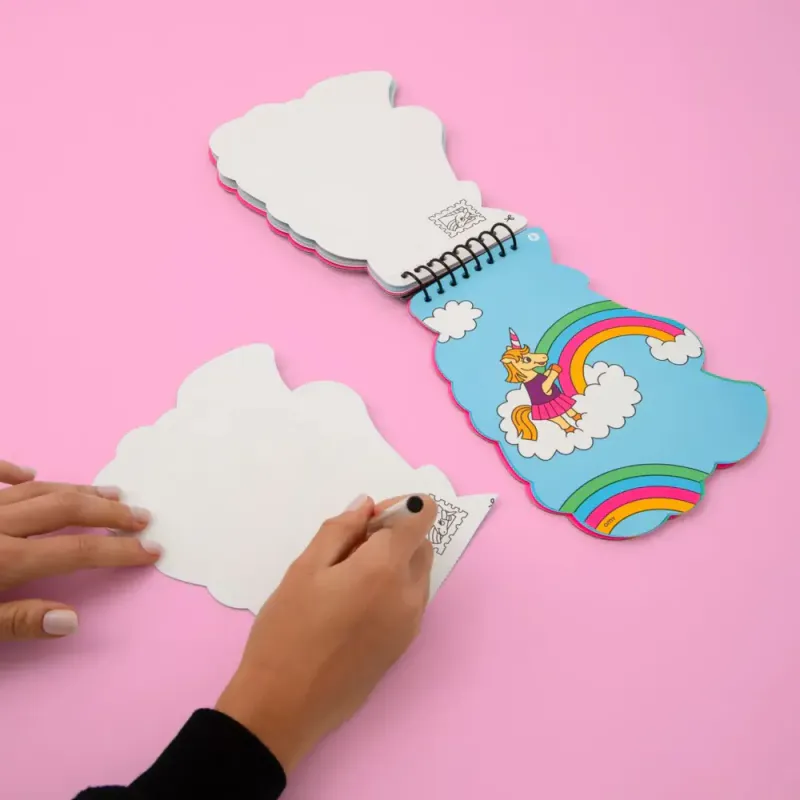AKTIVITETSBOK MED KLISTREMERKER – Lily Unicorn – OMY