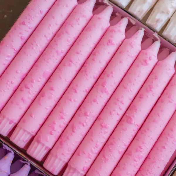 Hovedbilde HÅNDLAGET STEARINLYS – Pastellrosa med Konfetti ...