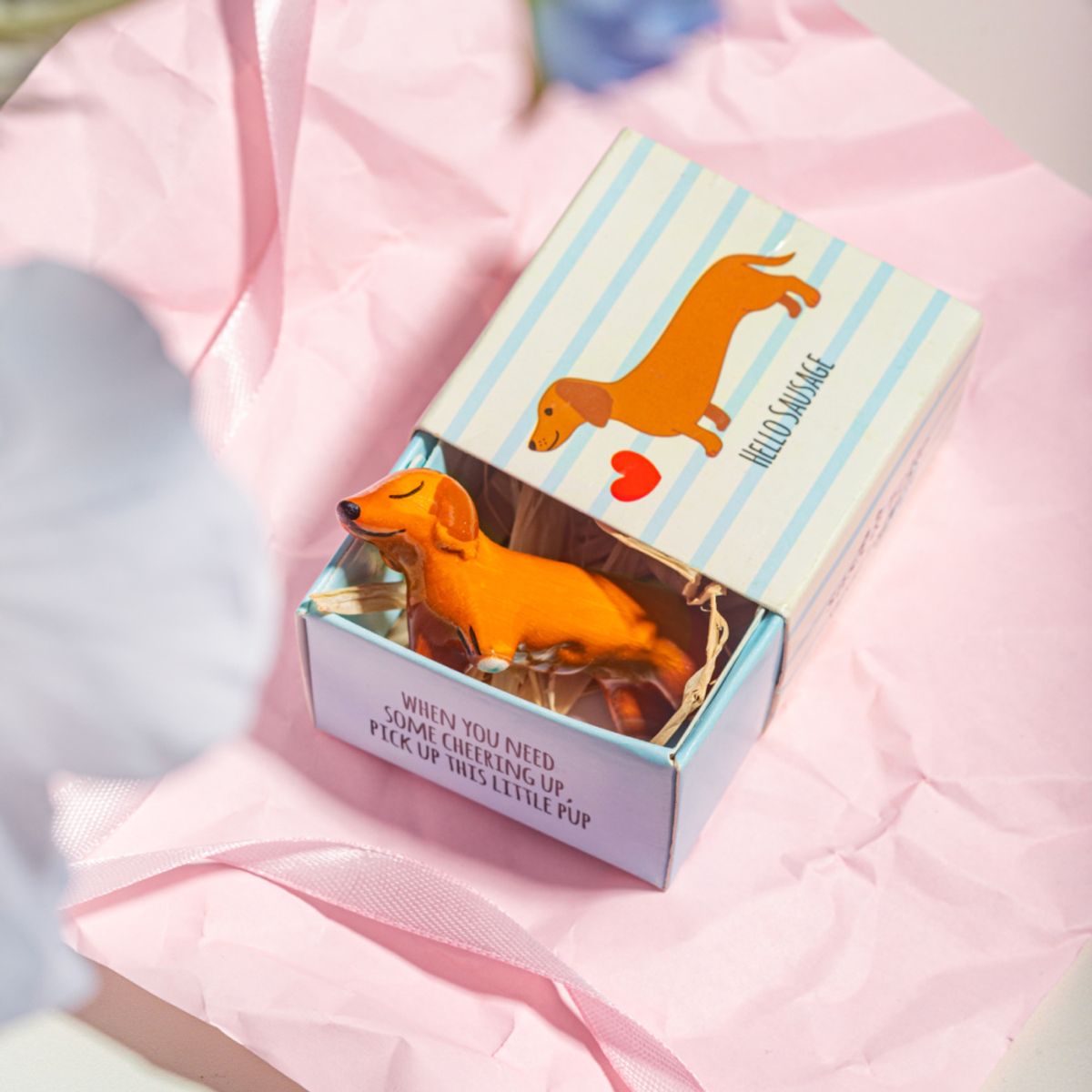  LITEN LYKKEFIGUR – Dachshund – Sass & Belle