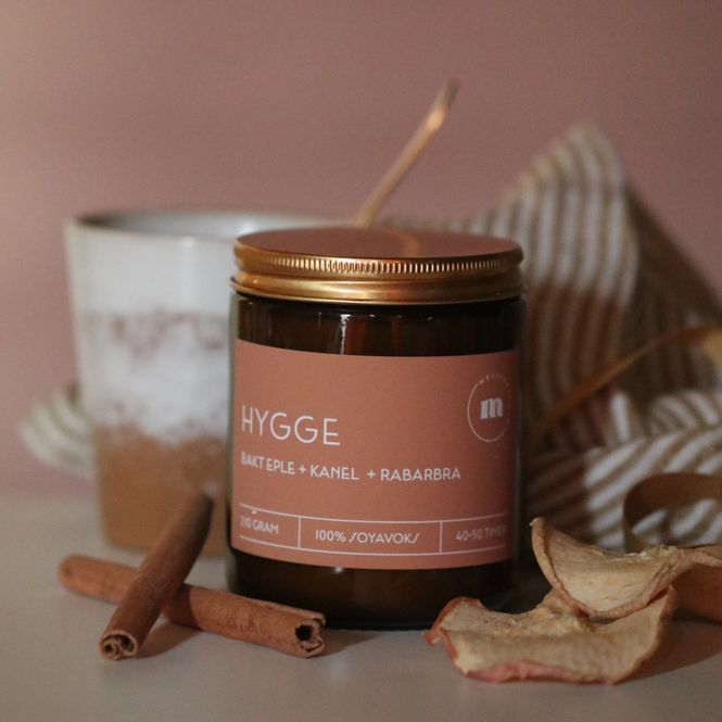 Hovedbilde STORT DUFTLYS – Hygge – Mellie Studio