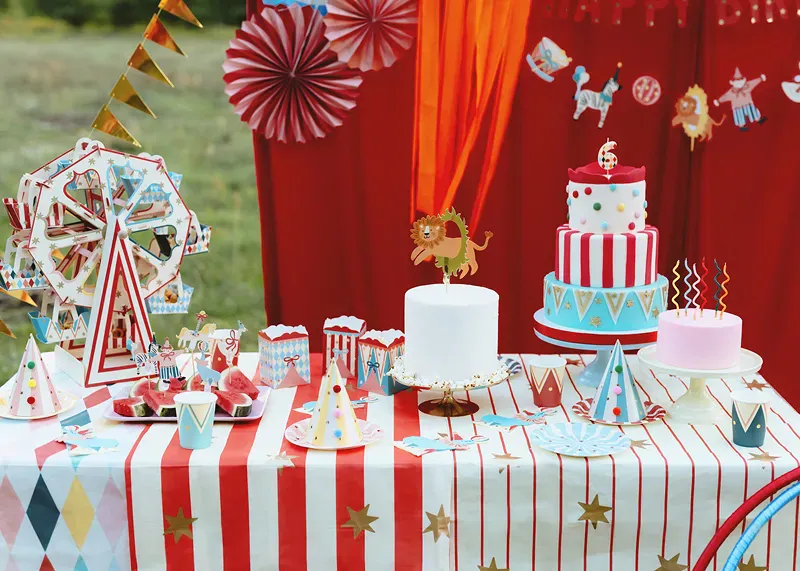 PAPIRDUK – Sirkus Striper med Gullstjerner – PartyDeco