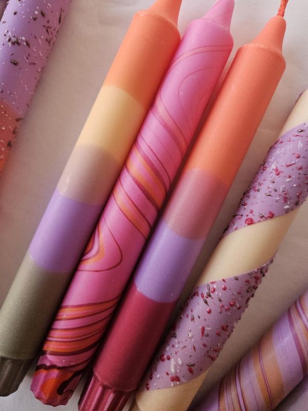 HÅNDLAGET STEARINLYS – Konfetti – Lilla brun – Mrs. Miccio