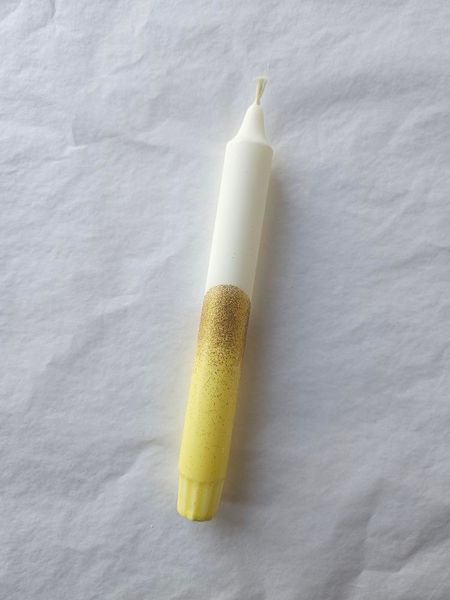 Hovedbilde HÅNDLAGET STEARINLYS – Hvitt og gult med gullglitter ...