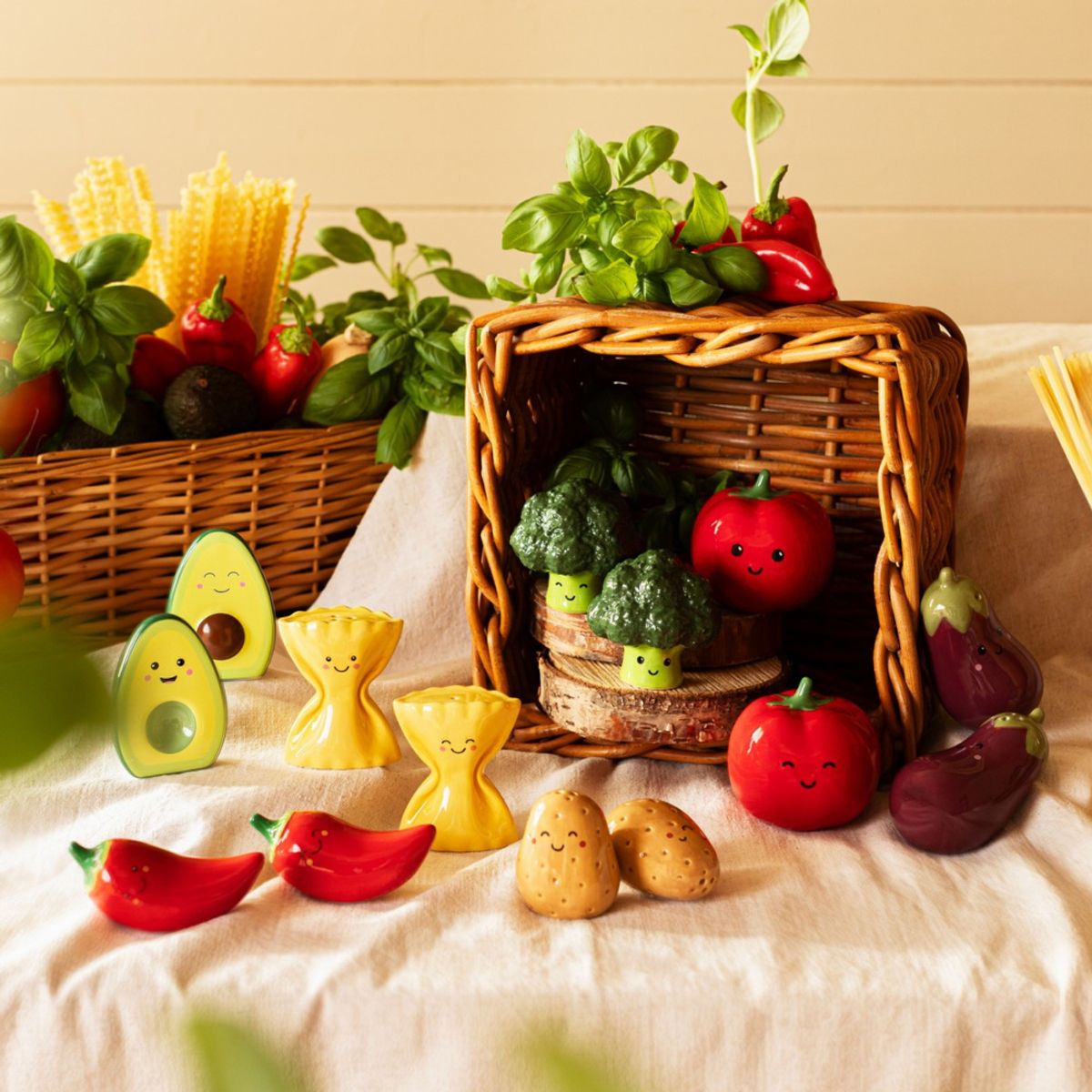 SALT- OG PEPPERBØSSER – Tomater – Sass & Belle