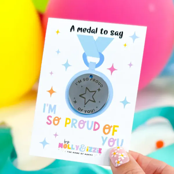 Hovedbilde MEDALJE – Stolt av deg – by Molly & Izzie