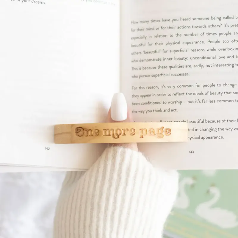 BOKHOLDER TIL TOMMELEN – Book Worm – Something Different