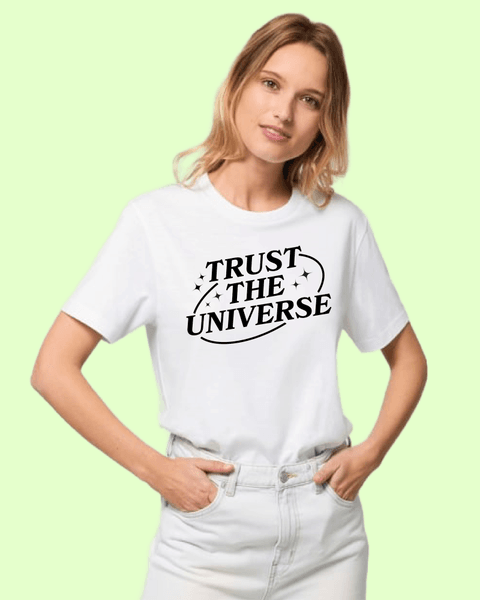Bilde av T-SKJORTE – Trust the Universe – Festligetrykk