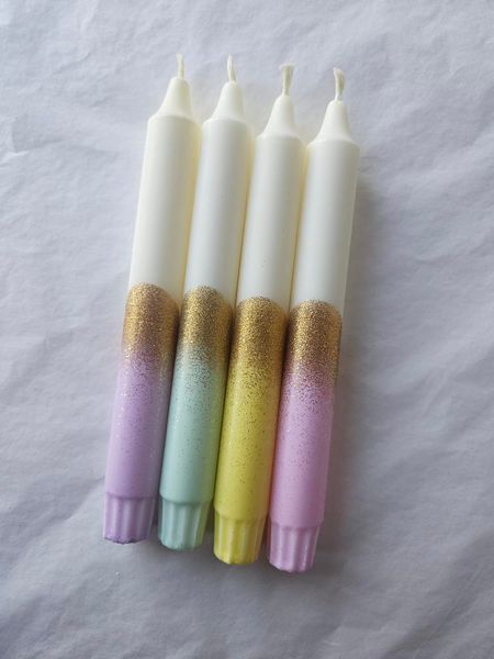 Hovedbilde HÅNDLAGET STEARINLYS – Hvitt og Lilla med gullglitter ...