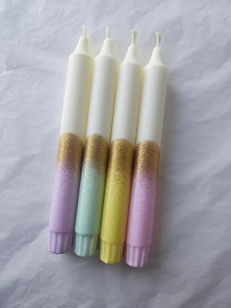 Hovedbilde HÅNDLAGET STEARINLYS – Hvitt og Lilla med gullglitter ...