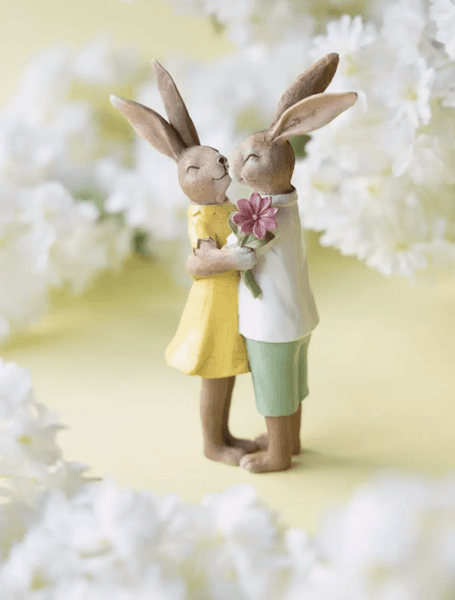 Hovedbilde PÅSKEPYNT – Kaninpar med blomst – Alot