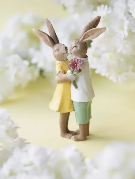 Hovedbilde PÅSKEPYNT – Kaninpar med blomst – Alot