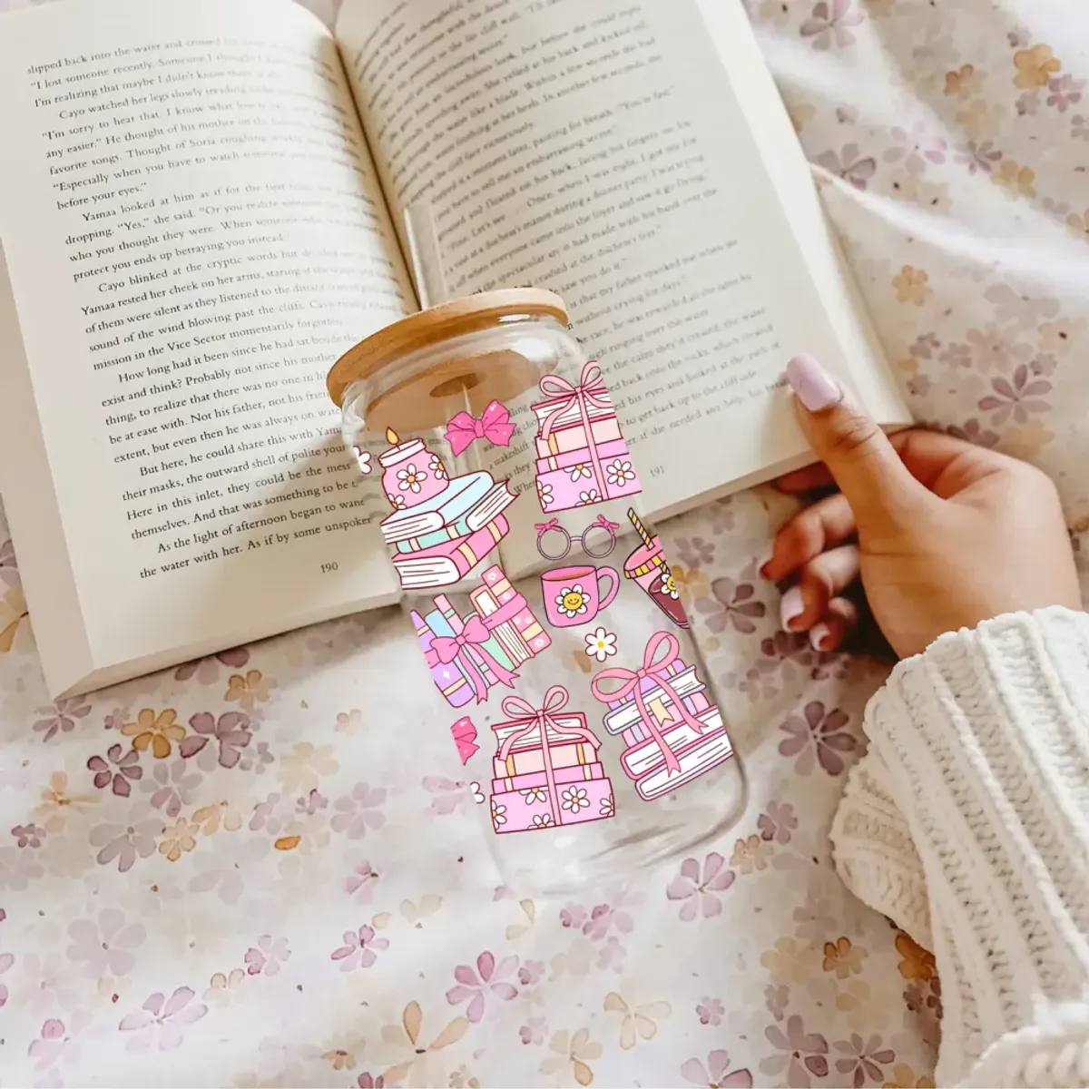 DRIKKEGLASS MED LOKK OG SUGERØR – Coquette Books – The Cute Cloud